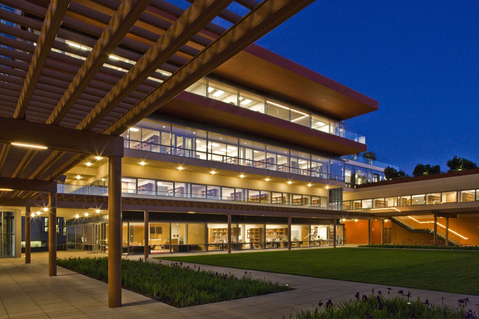 The Kravis Center at Claremont McKenna College at dusk.